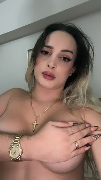 Hol soy Caroline una chica descomplicada.

Una nena juguetona y me gusta conocer y disfrutar de cada momento.

Mis fotos son reales y actuales.

Lo que ves es lo que soy. 

Ven y disfruta de un gran momento con este bombón colombiana. 